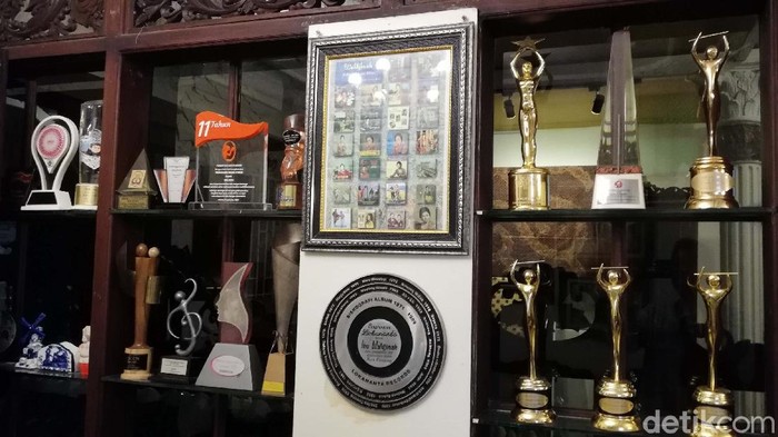 Maestro keroncong Waldjinah lama tak terdengar kabarnya. Yuk lihat keseharian Waldjinah dan beragam piagam dan piala yang pernah diraihnya.