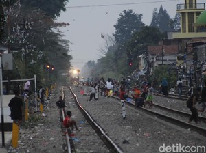 Kisah Para Penghuni Pinggiran Rel Kereta Api