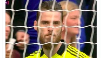 David de Gea pasrah jika yang memegang bola adalah Harry Maguire. Foto: Twitter