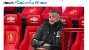 Semua masalah MU bermuara pada sosok di foto ini. Foto: Twitter