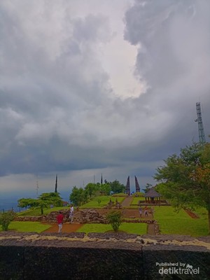 Menapaki Pesona Candi Cetho di Kaki Gunung Lawu