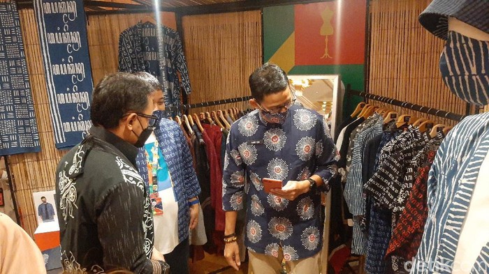 Momen Sandiaga traktir Bima Arya batik produk UMKM