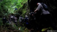 Jalur yang dilalui pun merupakan jalur Ade Leji (kuncen) Gunung Guntur saat melakukan pencarian Gibran.
