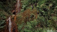 Mendekat ke lokasi TKP ditemukannya Gibran. Medan semakin sulit. sehingga membutuhkan tali tambang untuk memanjat.