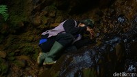 Di atas batu tersebut Gibran tampak lemas dan telungkup ditemukan.