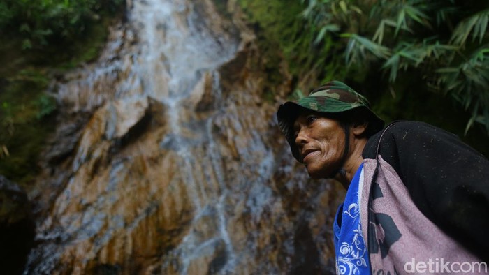 Tim detikcom bersama Sat Samapta Polres Garut berserta Ade Leji (Kuncen) Gunung Guntur berkesempatan menelusuri Curug Cikoneng tempat Gibran pertama ditemukan.