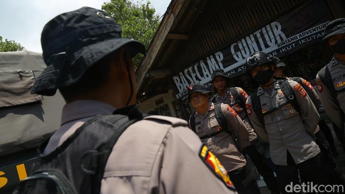 Napak Tilas Curug Cikoneng TKP Ditemukannya Gibran di Gunung Guntur Tim detikcom bersama Sat Samapta Polres Garut berserta Ade Leji (Kuncen) Gunung Guntur berkesempatan menelusuri Curug Cikoneng tempat Gibran pertama ditemukan.