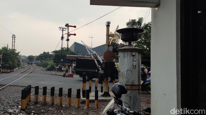 Palang Pintu Manual Perlintasan Kereta Api di Cianjur