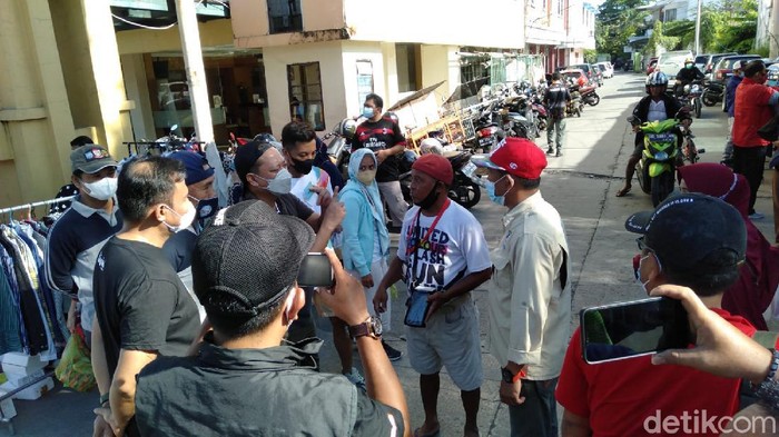 PD Parkir Makassar memberikan alat untuk pembayaran non tunai (casless) kepada jukir di tepi jalan. (Hermawan/detikcom)