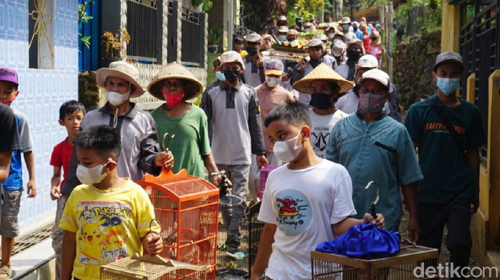 Pelepasan ratusan ekor burung di Desa Banjarmangu, Banjarnegara, Minggu (17/10/2021)