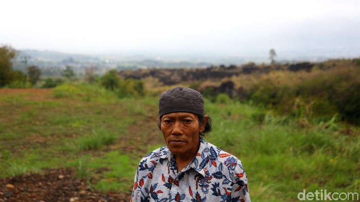 Perkenalkan Mang Ade, Sosok yang Menemukan Bocah Pendaki Hilang Ade Leji (55) adalah orang pertama yang berhasil menemukan Gibran di Curug Cikoneng, Gunung Guntur, Garut. Ade, yang merupakan kuncen Gunung Guntur.