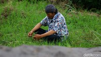 Ade mengatakan, dari petunjuk dan izin Allah ia terpaksa nge-pakuin (paku bumi) di atas batu. Langsung melihat dan ketemu Gibran.