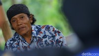 Ade Leji langsung memberi makan dan menggendong Gibran untuk segera meminta pertolongan kepada warga.