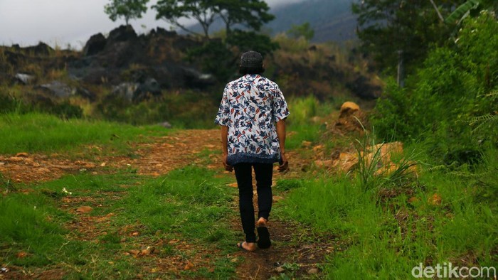 Ade Leji (55) adalah orang pertama yang berhasil menemukan Gibran di Curug Cikoneng, Gunung Guntur, Garut. Ade, yang merupakan kuncen Gunung Guntur.