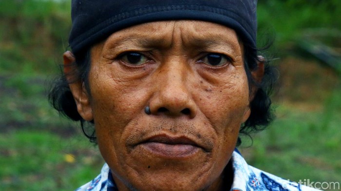 Ade Leji (55) adalah orang pertama yang berhasil menemukan Gibran di Curug Cikoneng, Gunung Guntur, Garut. Ade, yang merupakan kuncen Gunung Guntur.