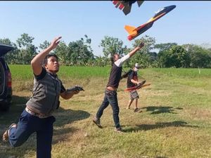Pesawat Berbahan Gabus Hiasi Langit Pantai Permata Probolinggo Bikin Takjub