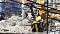 Peristiwa crane roboh menimpa dua rumah warga terjadi pada Jumat (15/10) kemarin. Crane itu menimpa atap rumah warga hingga menyebabkan tiga orang menjadi korban luka.