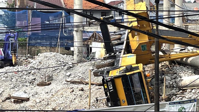 Potret Terkini Lokasi Crane Roboh di Depok Polisi terus mengusut perkara jatuhnya crane di Perumahan Pancoranmas, Depok, Jawa Barat. Garis polisi juga masih terpasang di TKP.