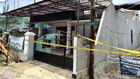 Lokasi menara PDAM tempat crane roboh diberi garis polisi. Begitu pula rumah yang tertimpa crane yang berada di samping kiri area menara diberi garis polisi.