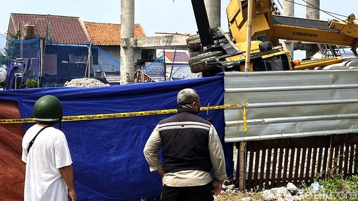 Polisi terus mengusut perkara jatuhnya crane di Perumahan Pancoranmas, Depok, Jawa Barat. Garis polisi juga masih terpasang di TKP.