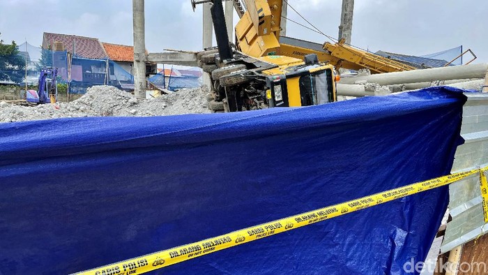 Potret Terkini Lokasi Crane Roboh di Depok Polisi terus mengusut perkara jatuhnya crane di Perumahan Pancoranmas, Depok, Jawa Barat. Garis polisi juga masih terpasang di TKP.