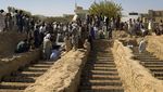 Potret Warga Ramai-ramai Makamkan Korban Bom Masjid Afghanistan