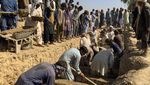 Potret Warga Ramai-ramai Makamkan Korban Bom Masjid Afghanistan