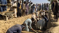 Diketahui, kelompok ISIS mengklaim bertanggung jawab atas serangan bom bunuh diri di sebuah masjid Syiah di kota Kandahar, Afghanistan selatan. Serangan bom terjadi hanya seminggu setelah serangan lain yang diklaim ISIS terhadap jamaah Syiah di sebuah masjid di kota Kunduz, Afghanistan utara, yang menewaskan lebih dari 60 orang.
