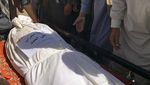 Potret Warga Ramai-ramai Makamkan Korban Bom Masjid Afghanistan