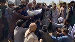 Potret Warga Ramai-ramai Makamkan Korban Bom Masjid Afghanistan