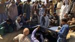 Potret Warga Ramai-ramai Makamkan Korban Bom Masjid Afghanistan