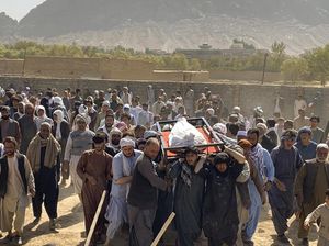 Potret Warga Ramai-ramai Makamkan Korban Bom Masjid Afghanistan