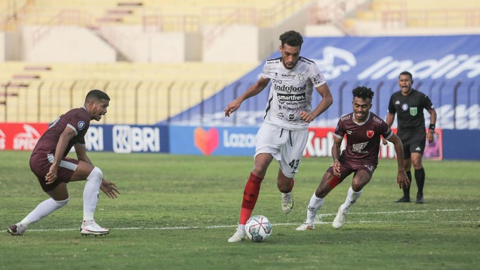 Pesepak bola Bali United William Pacheco (tengah) mencoba melewati sejumlah pesepak bola PSM Makassar saat pertandingan Liga 1 di Stadion Sultan Agung, Bantul, DI Yogyakarta, Minggu (17/10/2021). PSM Makassar berhasil mengalahkan Bali United dengan skor 2-1. ANTARA FOTO/Hendra Nurdiyansyah/aww.