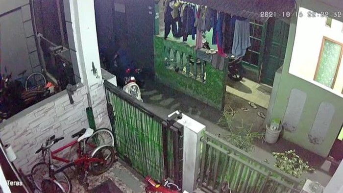 Rekaman CCTV pria onani di motor viral di medsos