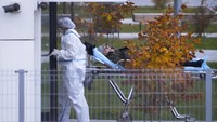 Pekerja medis membawa pasien yang diduga terinfeksi virus corona dengan tandu di sebuah rumah sakit di Kommunarka, di luar Moskow, Rusia, Sabtu, 16 Oktober 2021.
