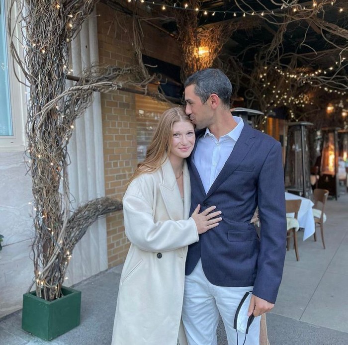 Romantisnya Nayel Nassar dan Jennifer Gates saat Makan Malam Romantisnya Nayel Nassar dan Jennifer Gates saat Makan Malam