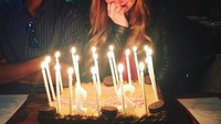 Terakhir ada momen Jennifer Gates saat mendapatkan kejutan kue ulang tahun dari Nayel Nassar. Keduanya pun berfoto bersama dengan membawa kue ulang tahunnya. Foto: Instagram @nayelnassar