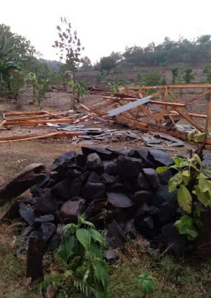 Hujan es yang disertai angin kencang sebabkan rusak dan pohon tumbang di Madiun. Tak hanya itu, longsor juga terjadi hingga tutup jalan penghubung antar desa.