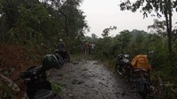 Tak hanya merusak rumah dan menumbangkan puluhan pohon, hujan es disertai angin kencang juga mengakibatkan longsor di satu titik Desa Sumberbendo. Longsor dari ketinggian 10 meter itu menutup jalan penghubung Desa Sumberbendo -Tulung sepanjang 4 meter. Foto: Istimewa.