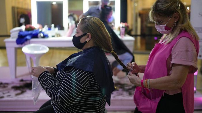 Sejumlah wanita di Venezuela ramai-ramai memotong rambutnya untuk disumbangkan. Nantinya rambut yang didonasikan itu akan dibuat menjadi wig bagi pasien kanker.