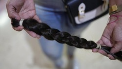 Sejumlah wanita di Venezuela ramai-ramai memotong rambutnya untuk disumbangkan. Nantinya rambut yang didonasikan itu akan dibuat menjadi wig bagi pasien kanker.
