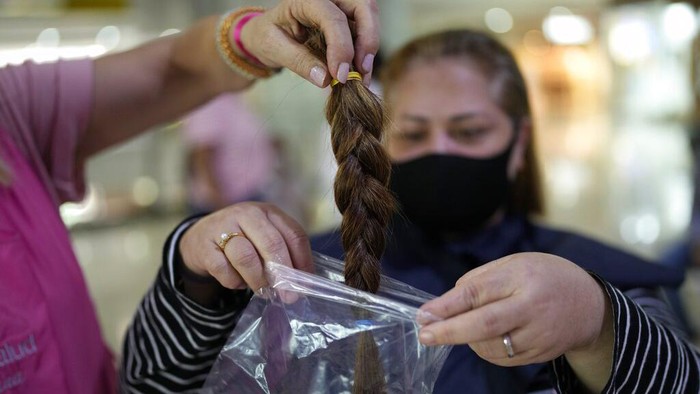 Saat Warga Venezuela Ramai-ramai Donasi Rambut untuk Pasien Kanker Sejumlah wanita di Venezuela ramai-ramai memotong rambutnya untuk disumbangkan. Nantinya rambut yang didonasikan itu akan dibuat menjadi wig bagi pasien kanker.