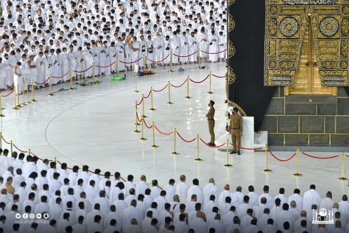 Akhirnya setelah sekitar 1,5 tahun, jamaah di Masjidil Haram Makkah dan Masjid Nabawi di Madinah bisa melaksanakan salat dengan barisan yang rapat.