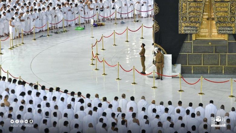 Salat di Makkah Rapat Lagi Akhirnya setelah sekitar 1,5 tahun, jamaah di Masjidil Haram Makkah dan Masjid Nabawi di Madinah bisa melaksanakan salat dengan barisan yang rapat.