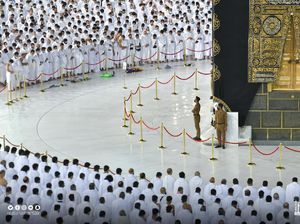Setelah 1,5 Tahun, Salat di Makkah dan Madinah Bisa Rapat Lagi