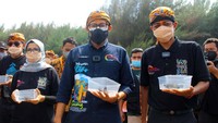 Selain melepas tukik atau bayi penyu Menteri Sandiaga Uno menghadiahkan mesin pompa air sekaligus toren air untuk konservasi penyu atau tukik.