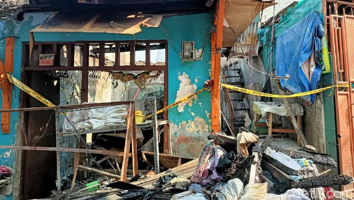 Sebanyak 81 rumah warga di Tambora, Jakarta Barat terbakar. Warga mulai mencari barang yang tersisa.