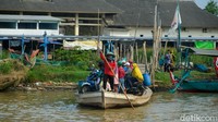 Hal ini lantaran karena belum ada infrastruktur jembatan di Desa Gempolsewu. 