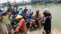 Alhasil, perahu getek menjadi andalan Emi menuju layanan BRILink.