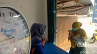 Emi mengaku, kini tetangganya terbantu karena dia menjadi agen BRILink karena tidak harus jauh-jauh ke bank.